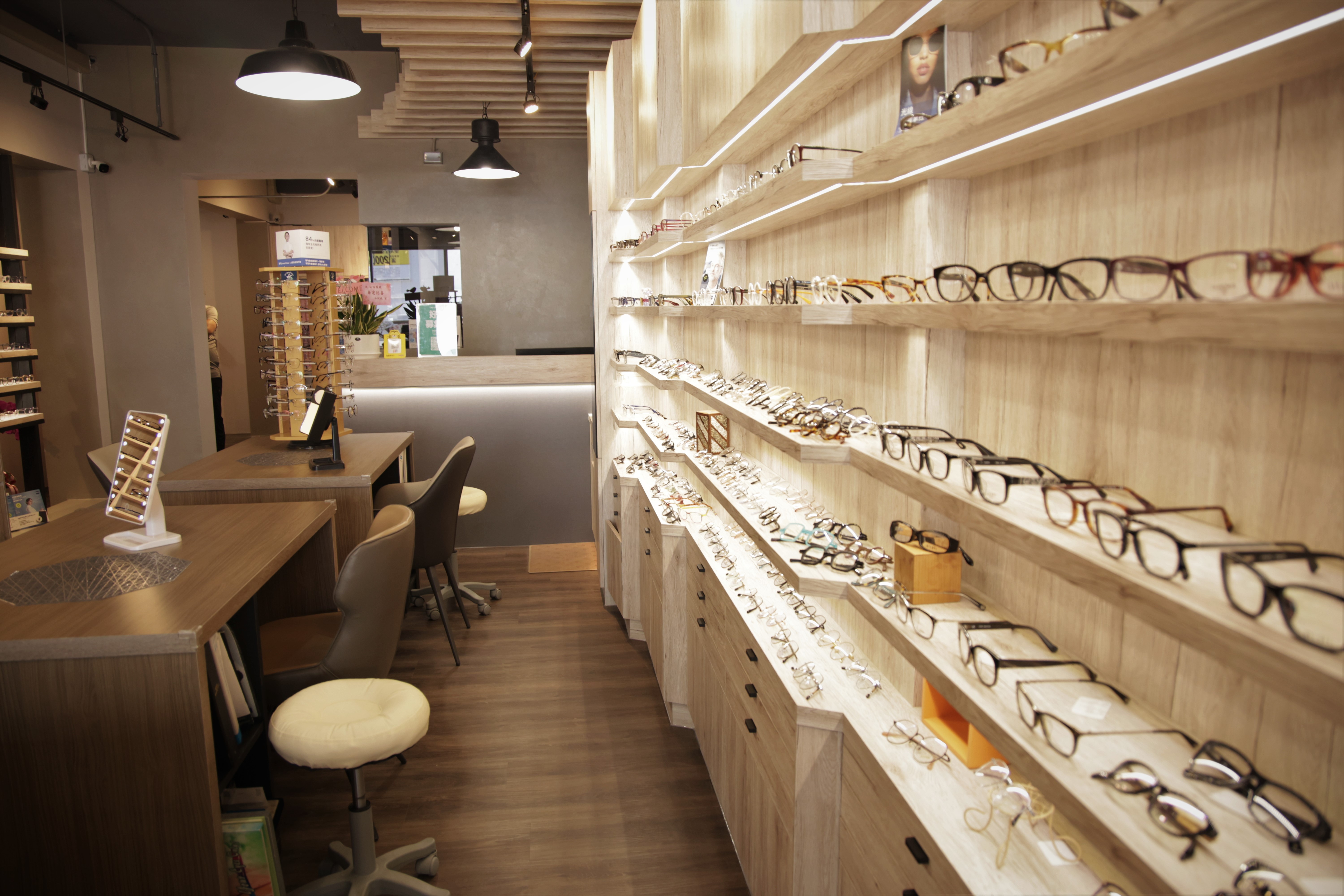 眼鏡店木質長向展示牆與商品陳列設計