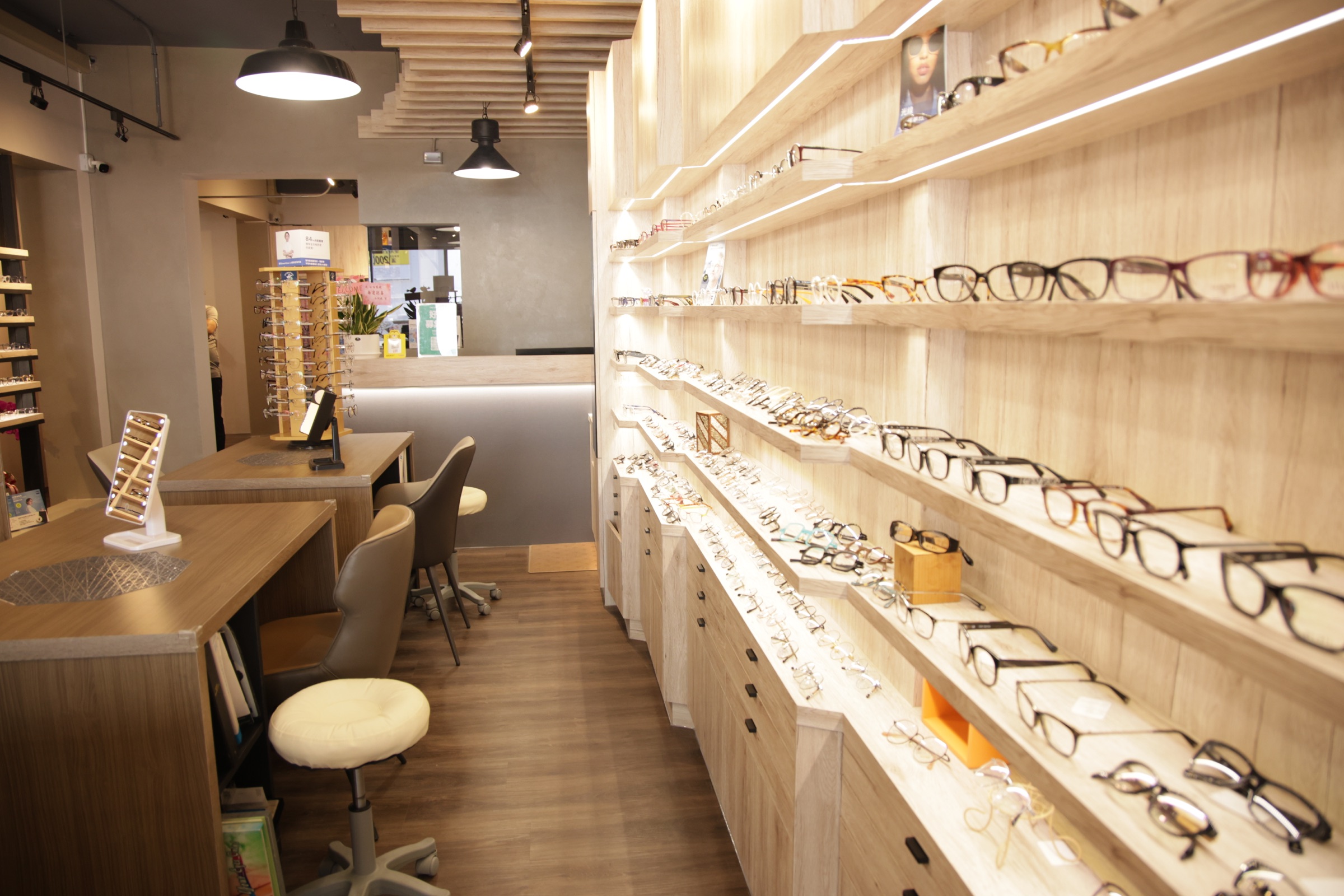 眼鏡店木質長向展示牆與商品陳列設計