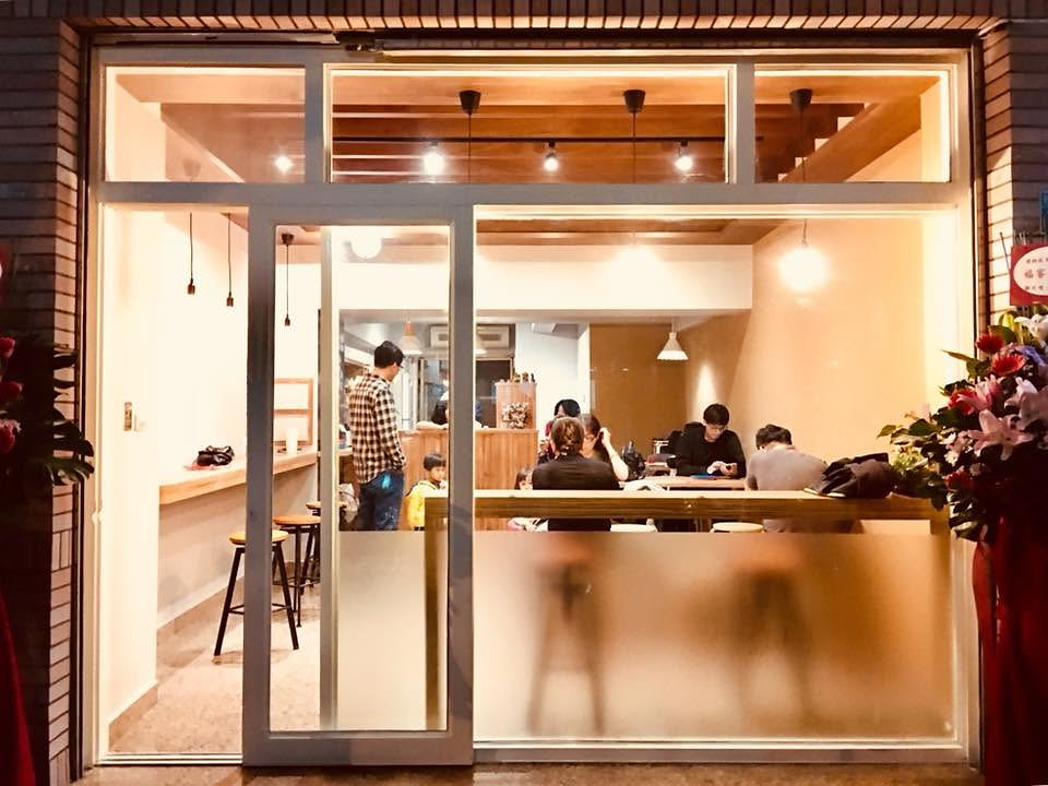 禧鍋燒店面營業中的用餐情境