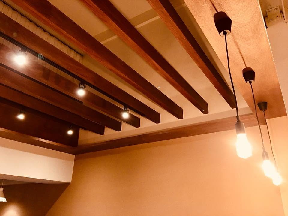禧鍋燒店內木樑與暖色燈光細節
