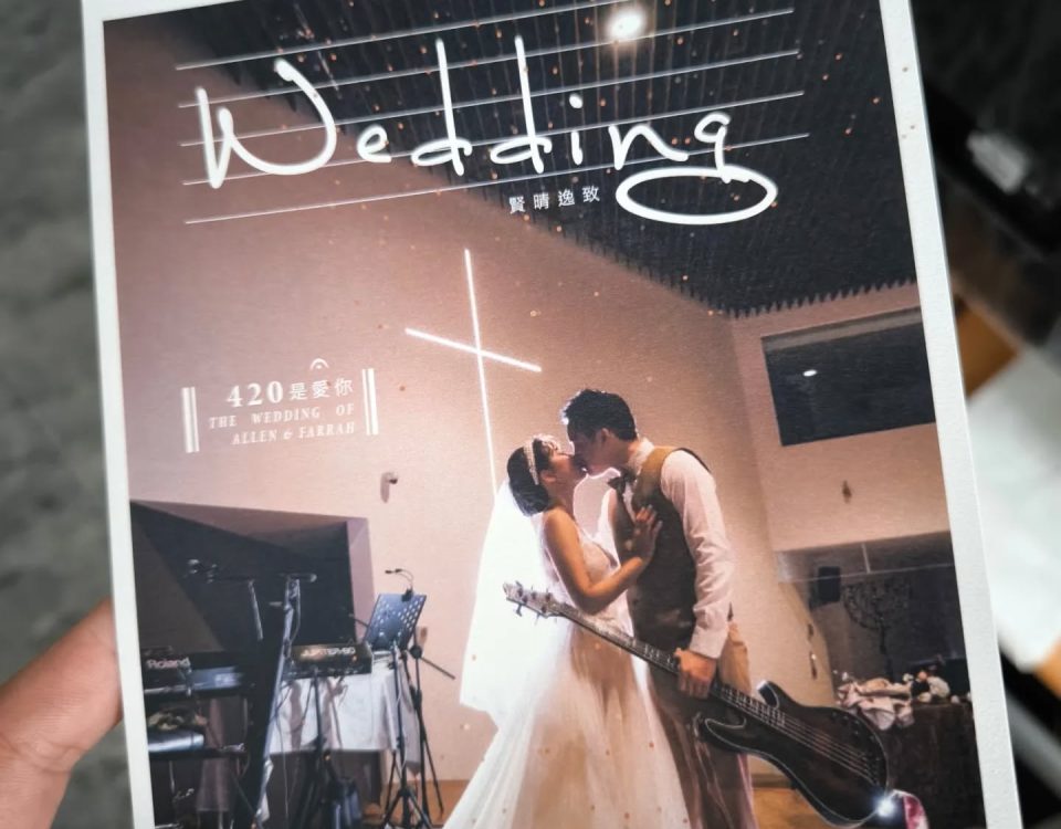 教堂婚禮程序單設計,新人在十字架前親吻的婚禮照片風格程序單,由 shinemark design studio 設計